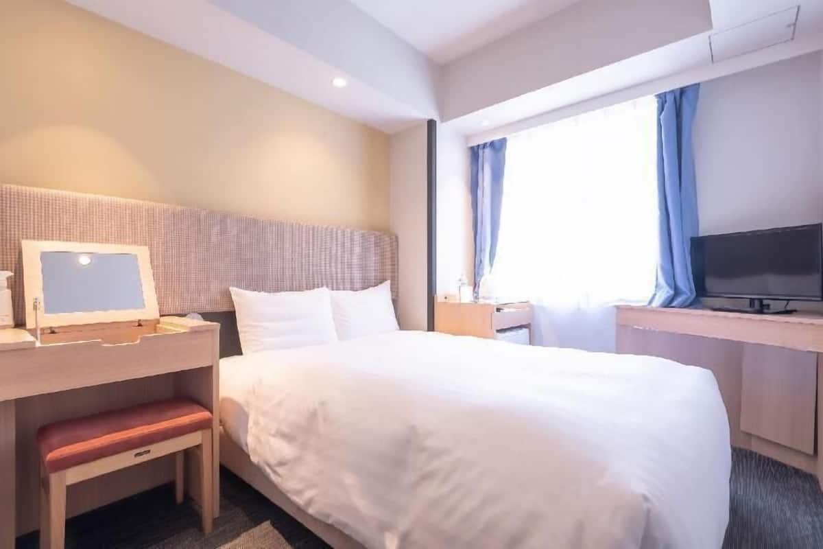 Down comforters, pillowtop beds, desk, blackout drapes