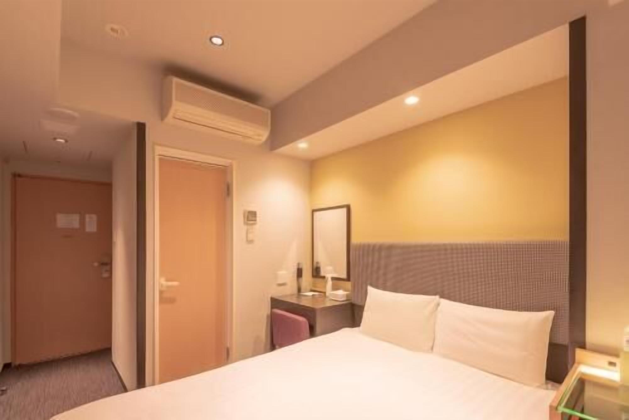 Down comforters, pillowtop beds, desk, blackout drapes