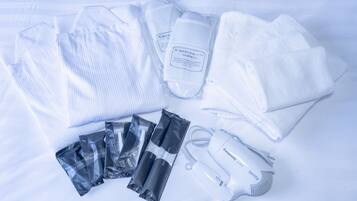 Combined shower/bathtub, deep-soaking bathtub, free toiletries