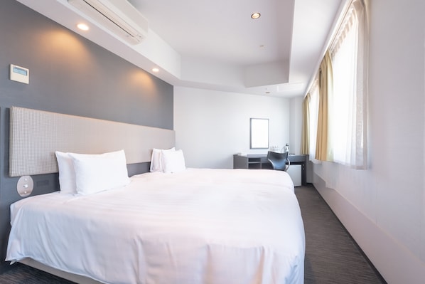 Twin Room - Non-Smoking | Down comforters, pillowtop beds, desk, blackout drapes - E Hotel Higashi Shinjuku (Tokyo)