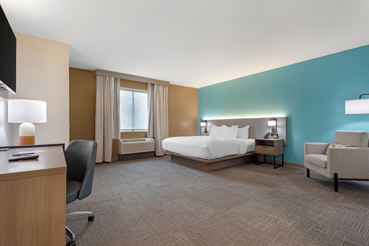 Suite, Non Smoking | Premium bedding, in-room safe, desk, laptop workspace