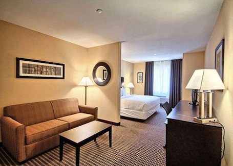 Suite, Non Smoking | Premium bedding, in-room safe, desk, iron/ironing board