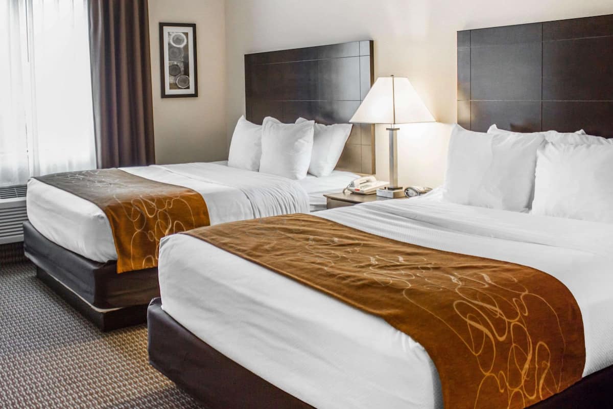 Suite, Non Smoking | Peralatan tempat tidur premium, peti besi dalam bilik, meja