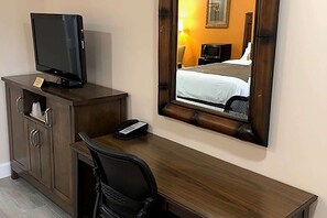 Room, 1 Queen Bed, Non Smoking | Hypo-allergenic bedding, down comforters, laptop workspace