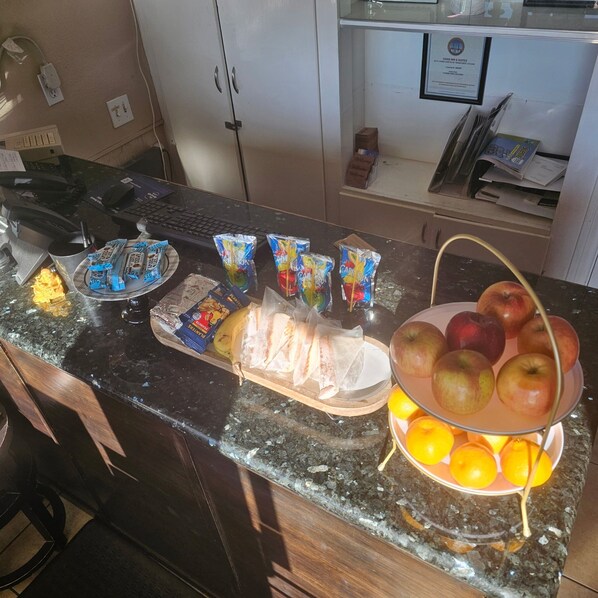 Breakfast and lunch served - Howard Johnson by Wyndham Ridgecrest, CA (Ridgecrest)