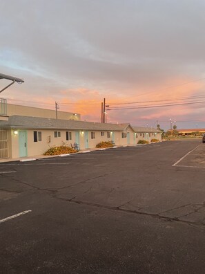 Front of property – evening/night - Howard Johnson by Wyndham Ridgecrest, CA (Ridgecrest)