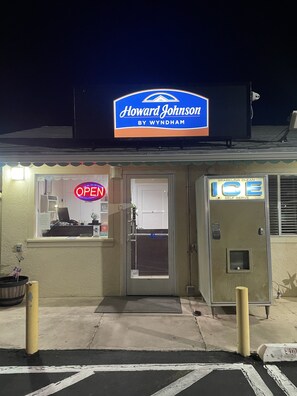 Reception - Howard Johnson by Wyndham Ridgecrest, CA (Ridgecrest)