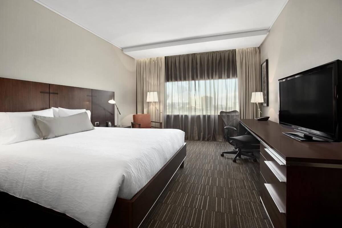 Hypo-allergenic bedding, in-room safe, desk, soundproofing