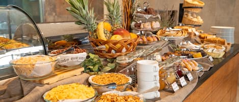 Breakfast, lunch, dinner served; garden views