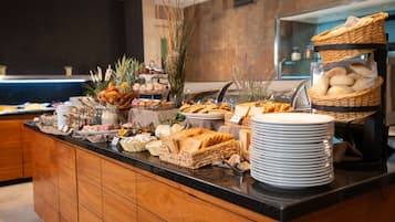 Breakfast, lunch, dinner served; garden views