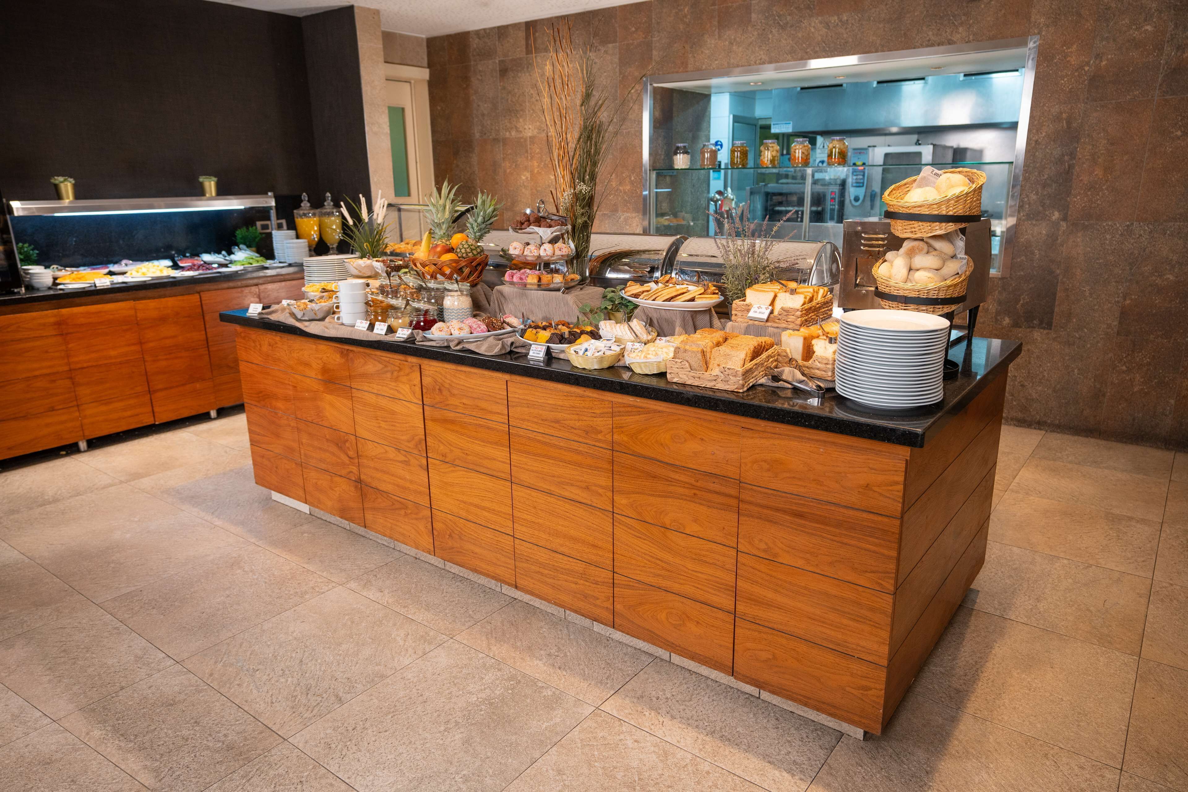 breakfast, lunch, dinner served; garden views