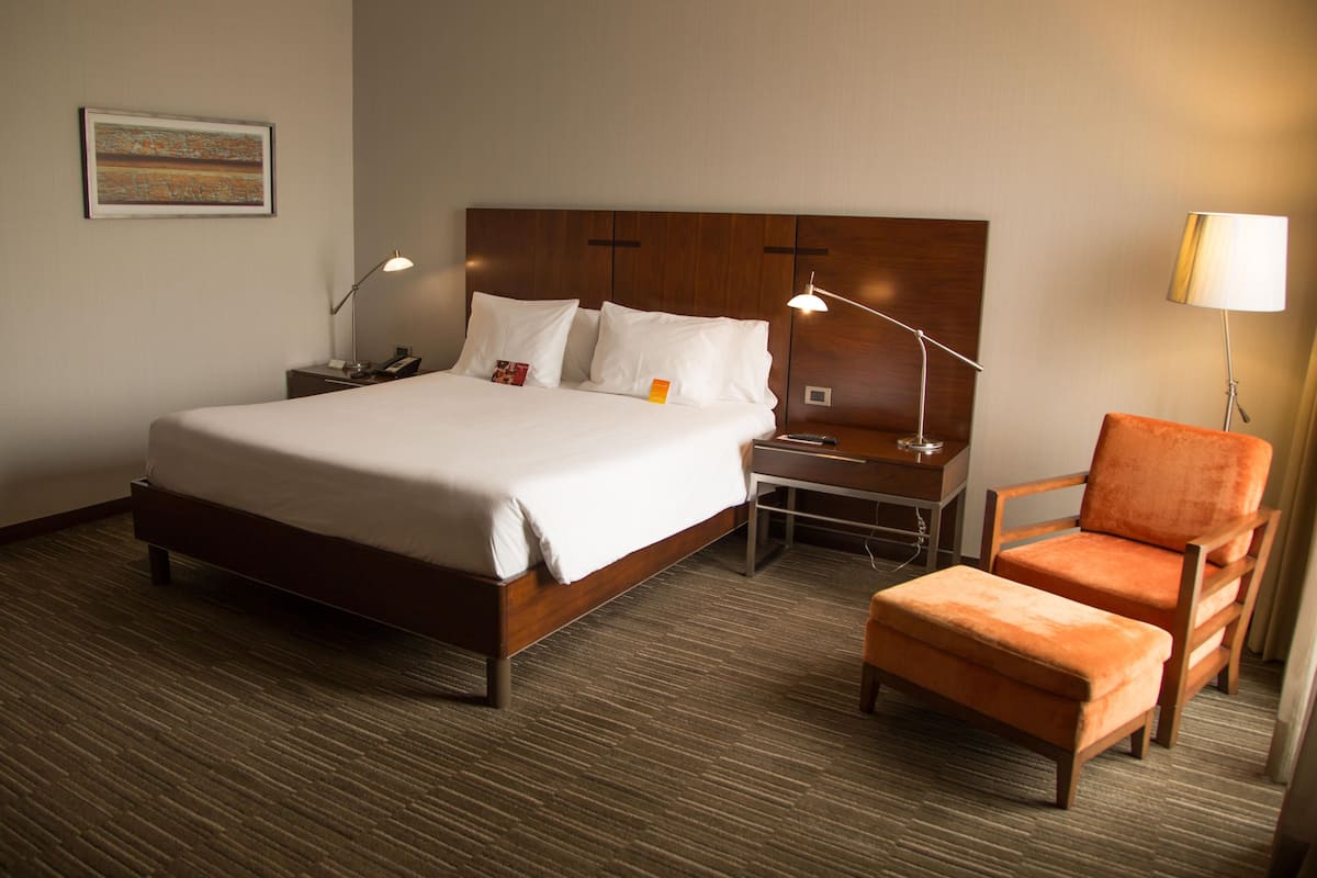 Hypo-allergenic bedding, in-room safe, desk, soundproofing