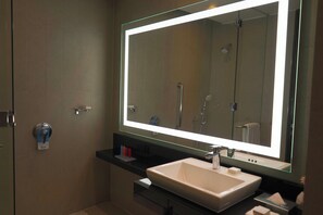 Zimmer "Evolution", 2 Doppelbetten | Badezimmer | Regendusche, kostenlose Toilettenartikel, Haartrockner, Handtücher