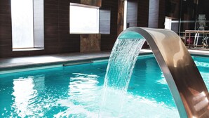 Ein modernes Hallenbad mit Wasserspiel.