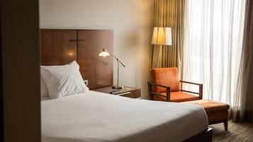 Ropa de cama hipoalergénica y caja de seguridad en la habitación