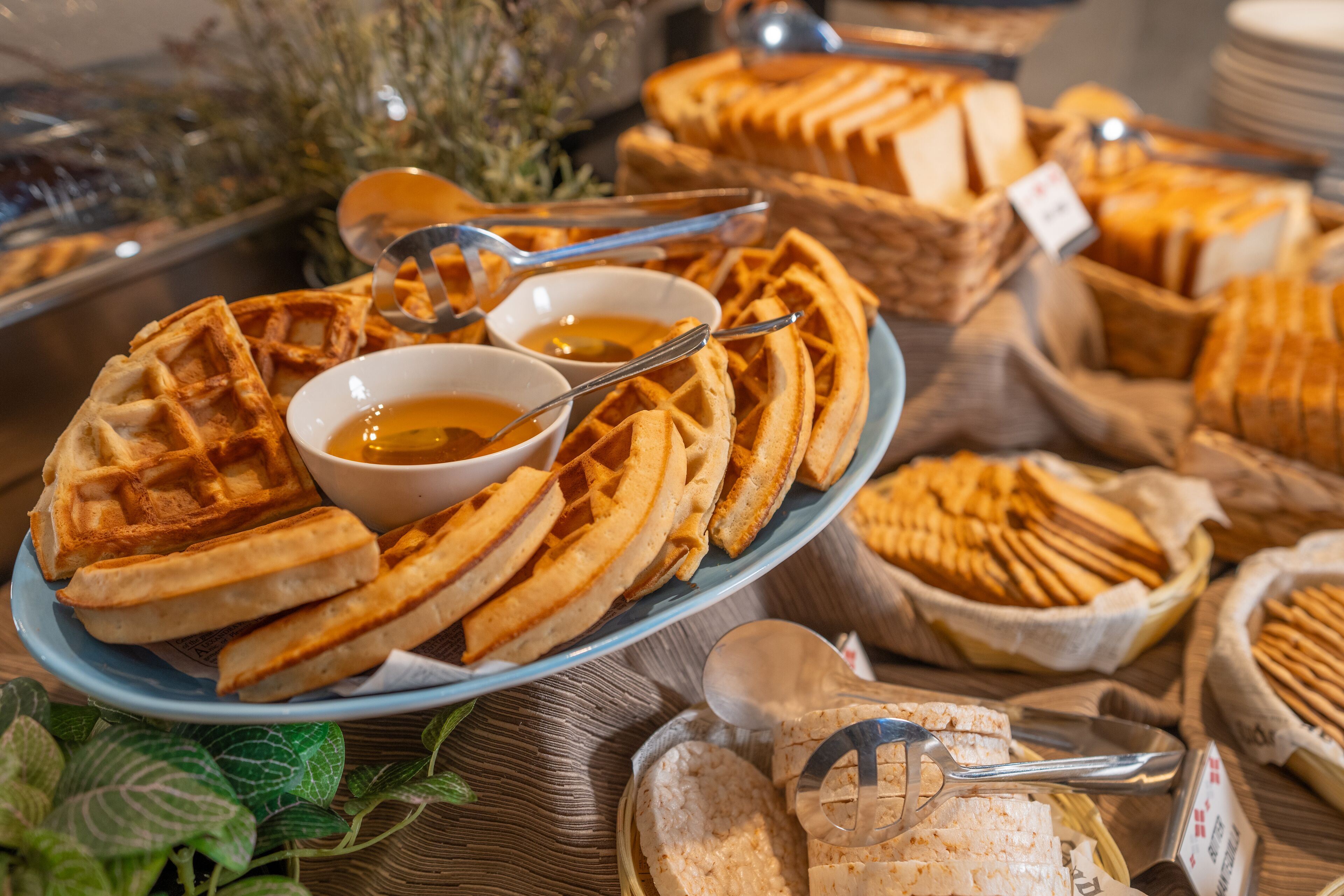 Daily full breakfast (CLP 14990 per person)