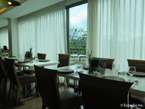 S'hi serveixen esmorzars, dinars, sopars i plats de cuina internacional 
