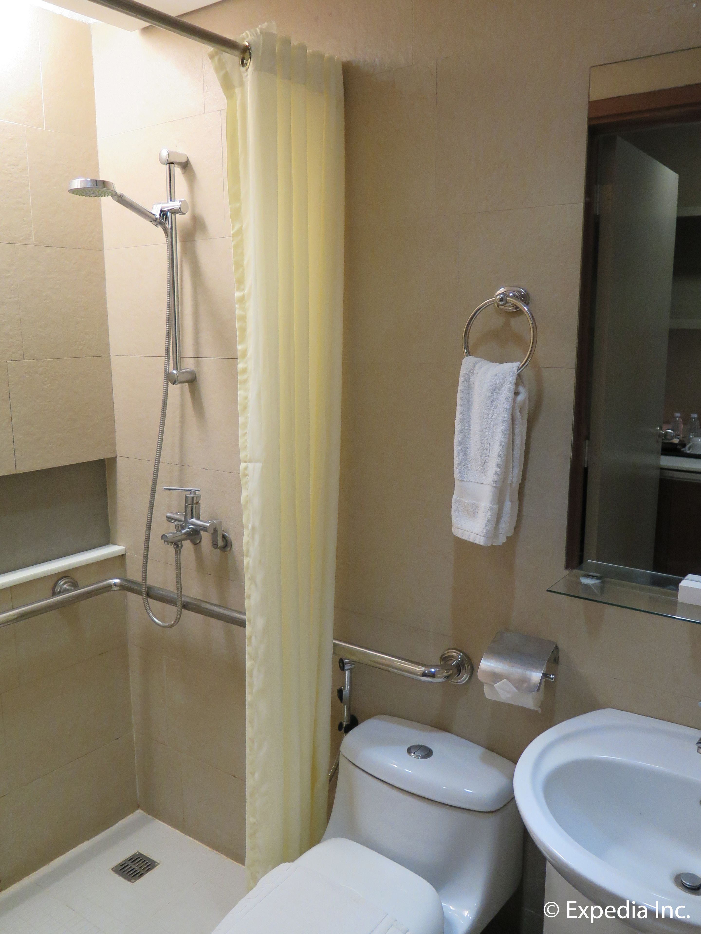 Un baño con ducha, inodoro y lavamanos.