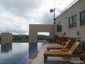 2 outdoor pools, open 8:00 AM to 6:00 PM, sun loungers - One Tagaytay Place (Tagaytay)