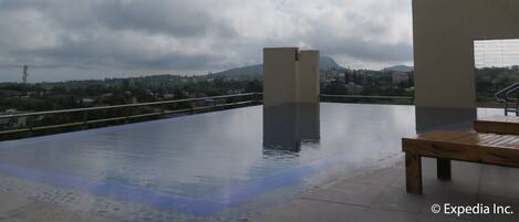 2 piscines extérieures, chaises longues
