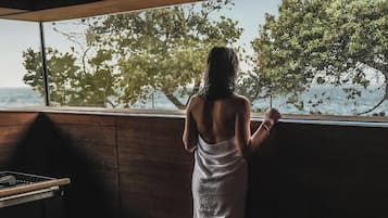 Couples treatment room(s), sauna, hot tub, steam room