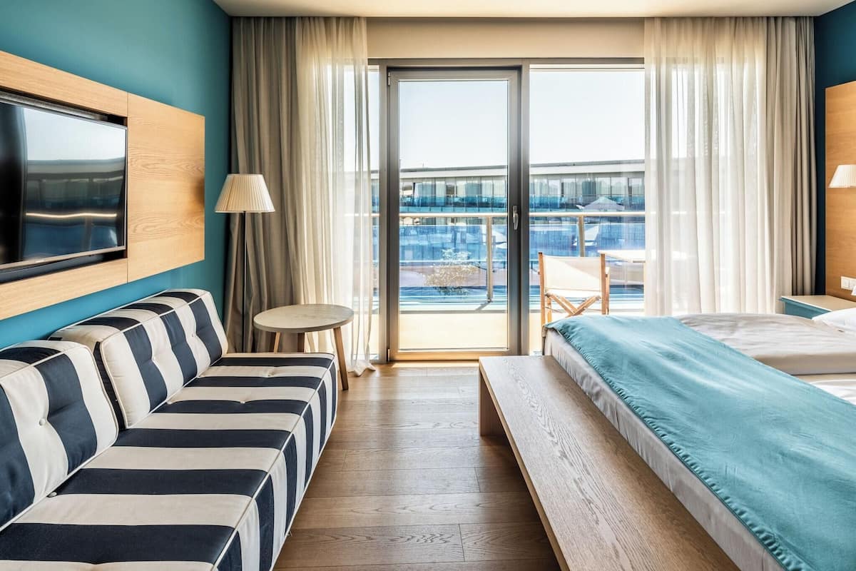 Een minibar, een kluis op de kamer, een bureau, verduisterende gordijnen
