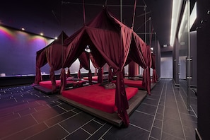 Couples treatment room(s), sauna, hot tub, steam room