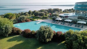 A resort with a large pool, lounge chairs, and a view of the sea. - Falkensteiner Hotel & Spa Iadera (Zadar)