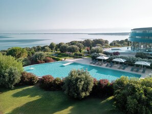 2 piscines couvertes, 2 piscines extérieures, parasols de plage