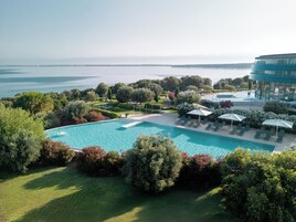 2 piscinas internas, 2 piscinas externas, guarda-sóis, espreguiçadeiras