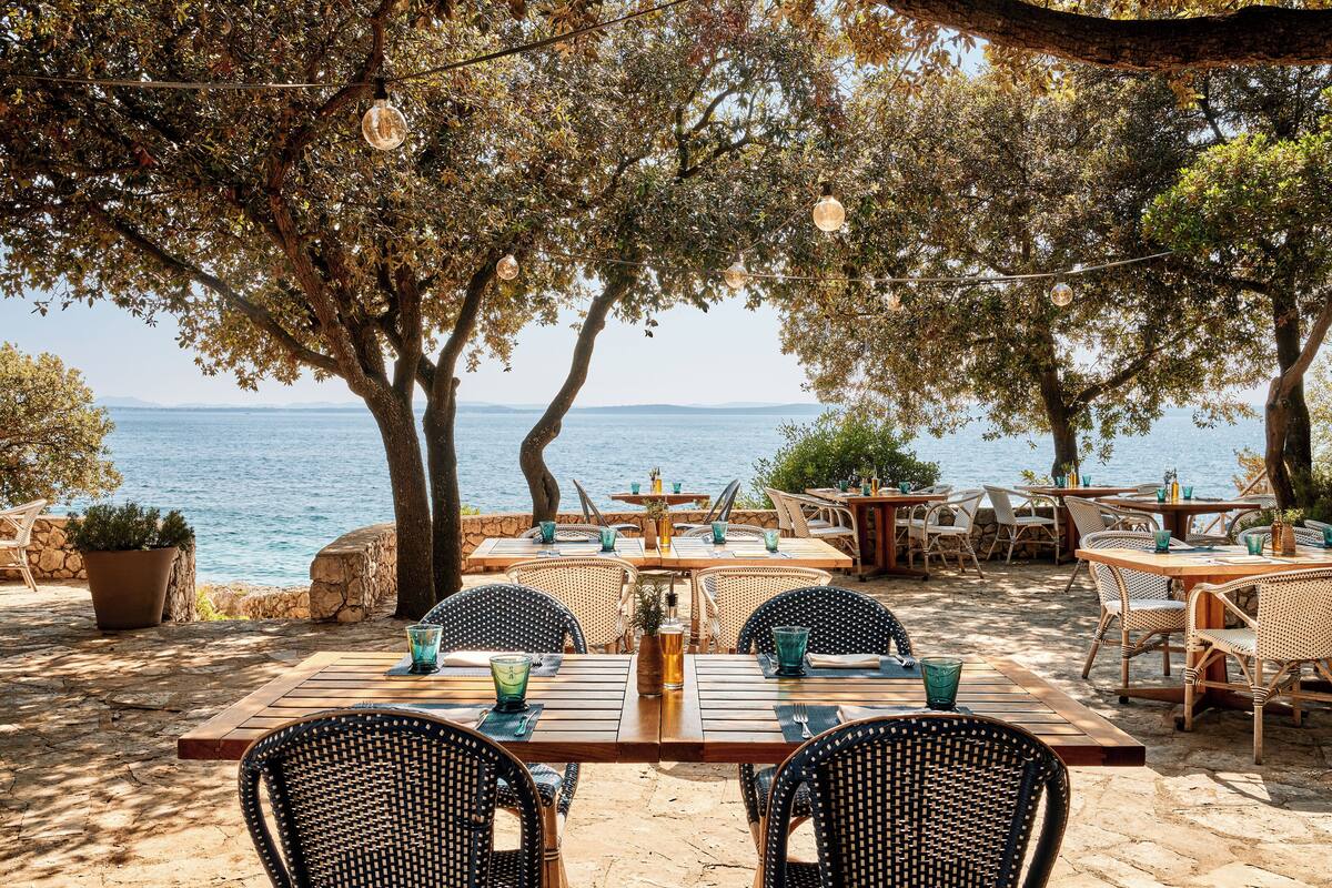 2 restaurants, breakfast, dinner served; mediterranean cuisine