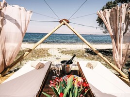 Playa privada, tumbonas, sombrillas y submarinismo