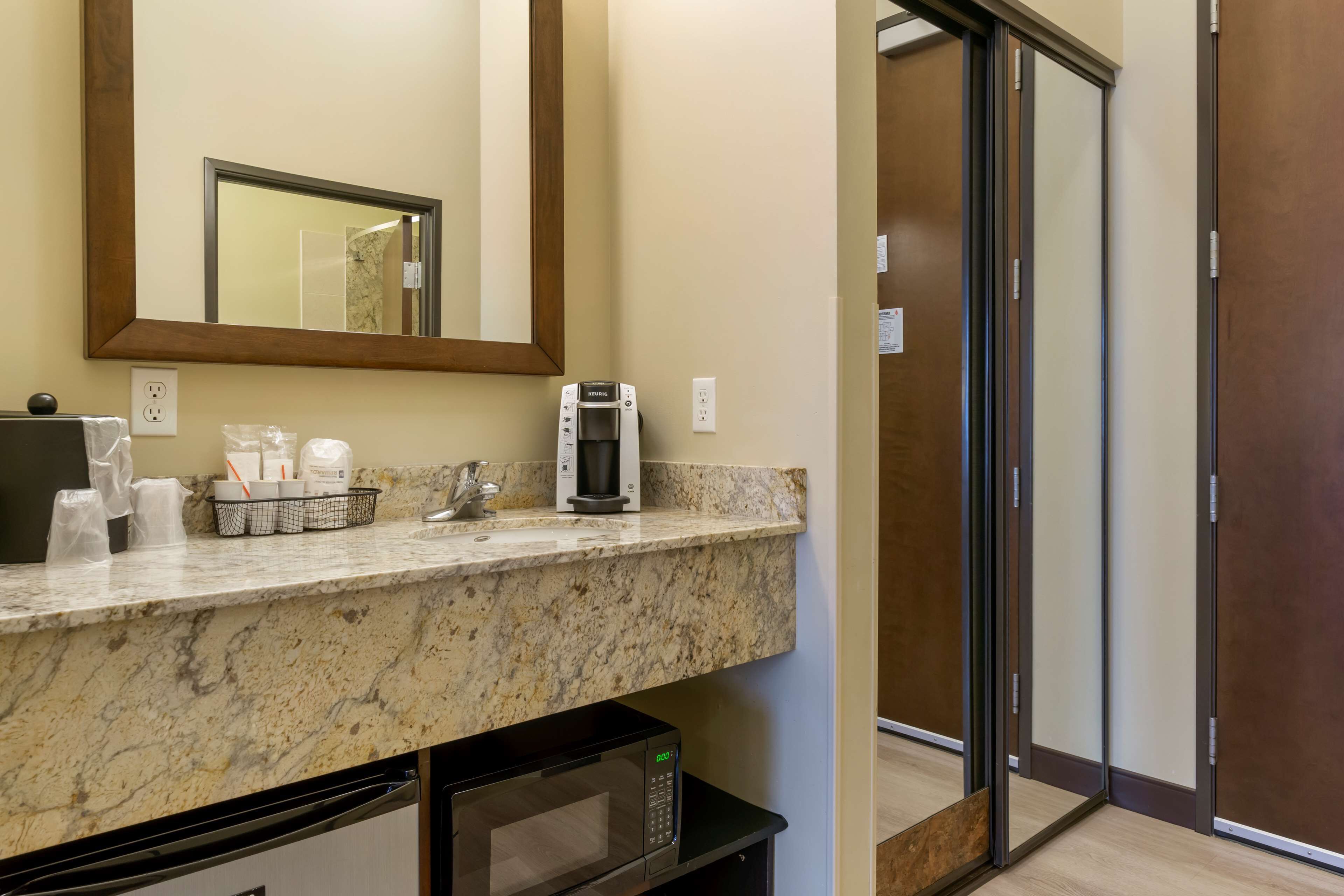 standard room, 1 queen bed, non smoking, refrigerator & microwave (pet friendly) | pillow-top beds, in-room safe, desk, laptop workspace