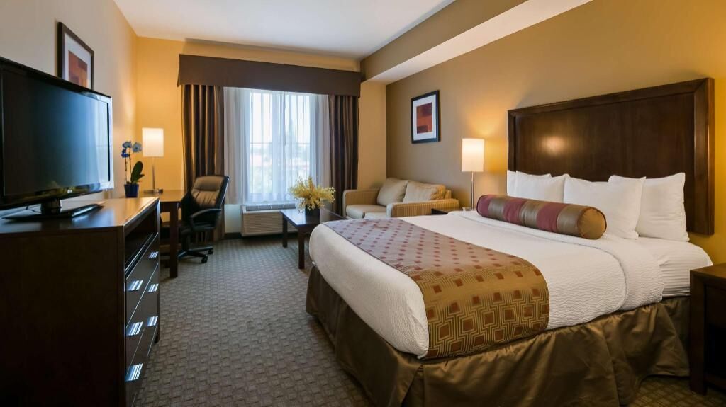 Pillowtop beds, in-room safe, desk, laptop workspace