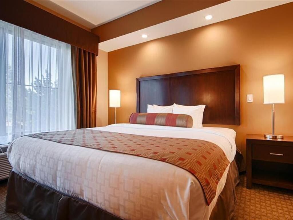 Pillowtop beds, in-room safe, desk, laptop workspace