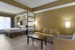 Colchones con pillow-top y caja de seguridad en la habitación 