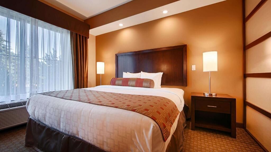Pillowtop beds, in-room safe, desk, laptop workspace