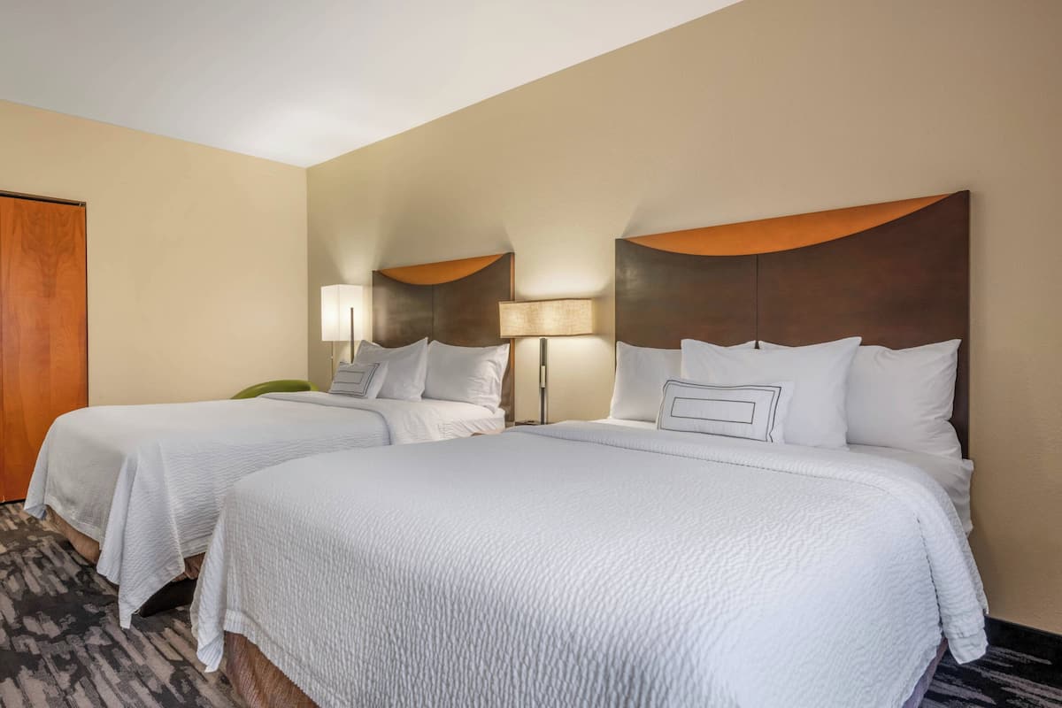 Ropa de cama de alta calidad, escritorio y cortinas blackout