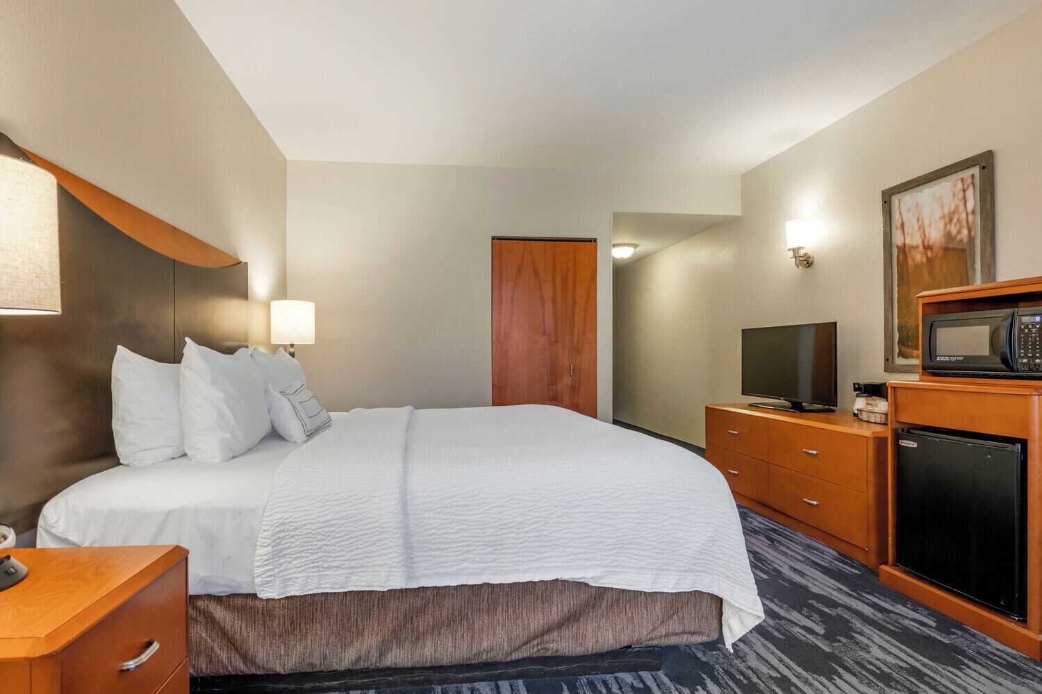 Literie de qualité supérieure, bureau, rideaux occultants