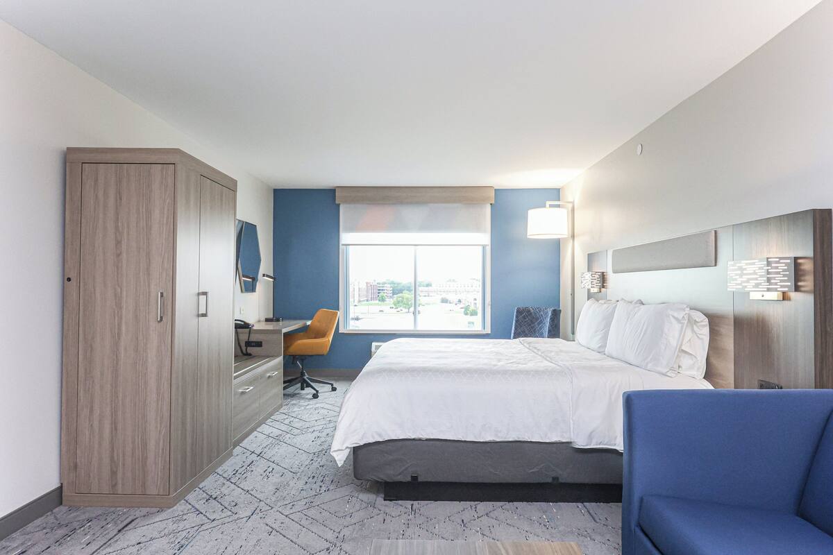 1 bedroom, egyptian cotton sheets, premium bedding, down duvets