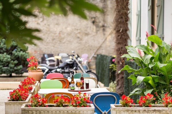 Outdoor dining - The Originals Boutique, Villa Montpensier (Pau)