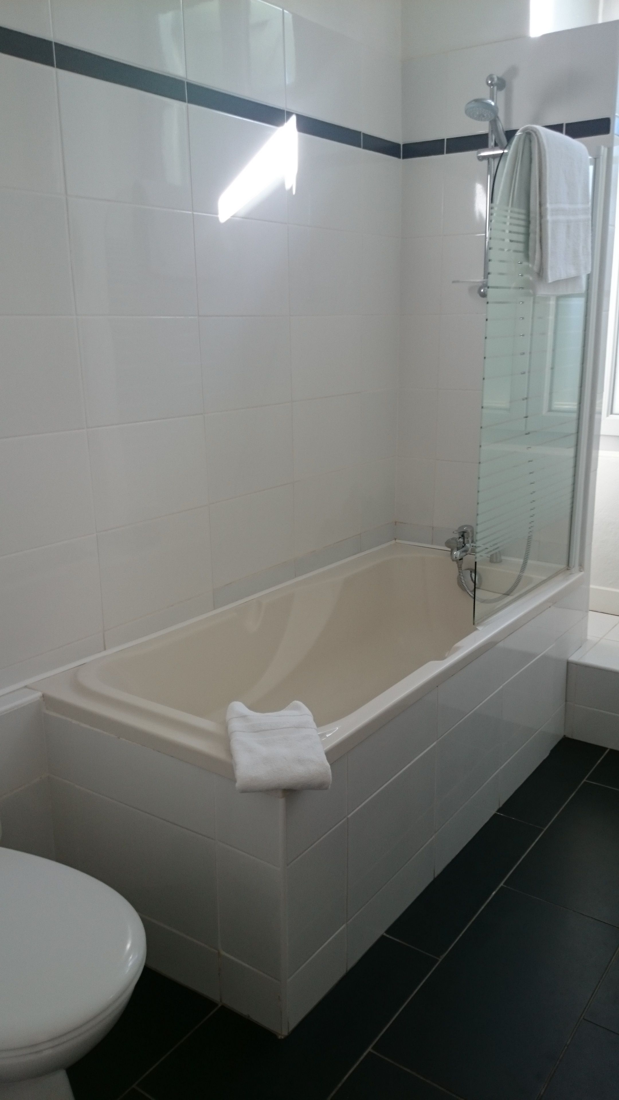 comfort twin room | bathroom | shower, free toiletries, hair dryer, towels