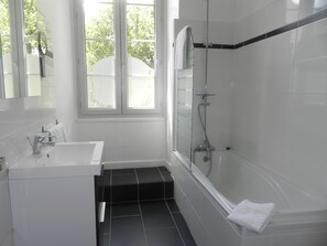 Shower, free toiletries, hair dryer, towels - The Originals Boutique, Villa Montpensier (Pau)