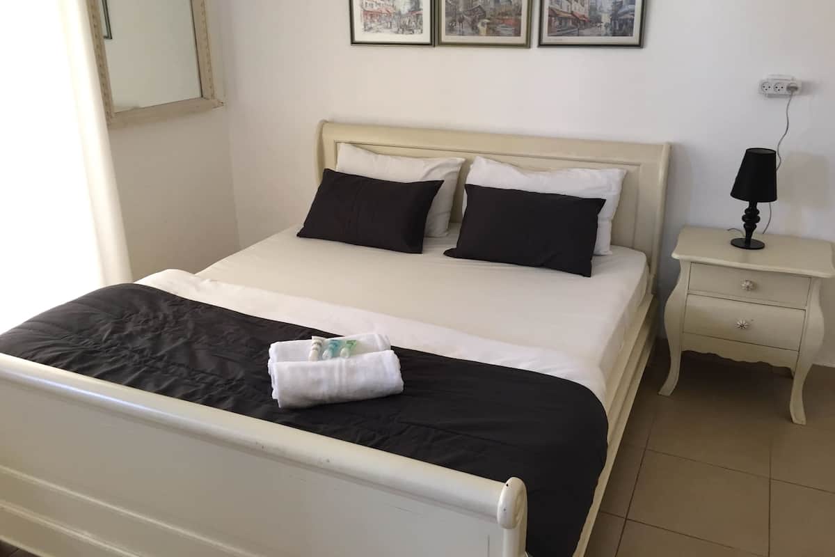 Penthouse Deluxe | Camas Select Comfort y caja de seguridad en la habitación