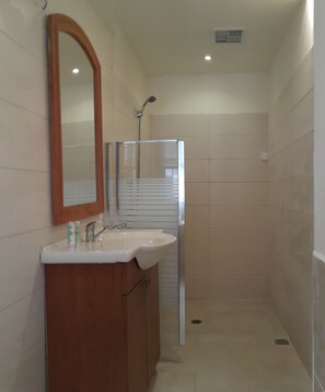 Shower, free toiletries, hair dryer, towels - Sea Side Hotel (Tel Aviv)
