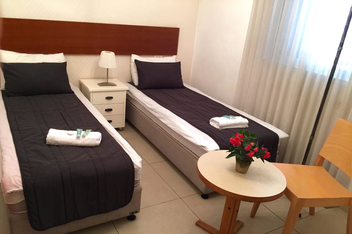 Habitación con 1 cama matrimonial o 2 individuales | Camas Select Comfort y caja de seguridad en la habitación