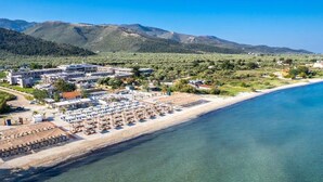 Beach nearby, beach cabanas, sun loungers, beach umbrellas - Alea Hotel & Suites (Thasos)