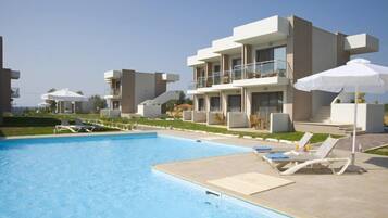 Piscine couverte, 2 piscines extérieures, chaises longues