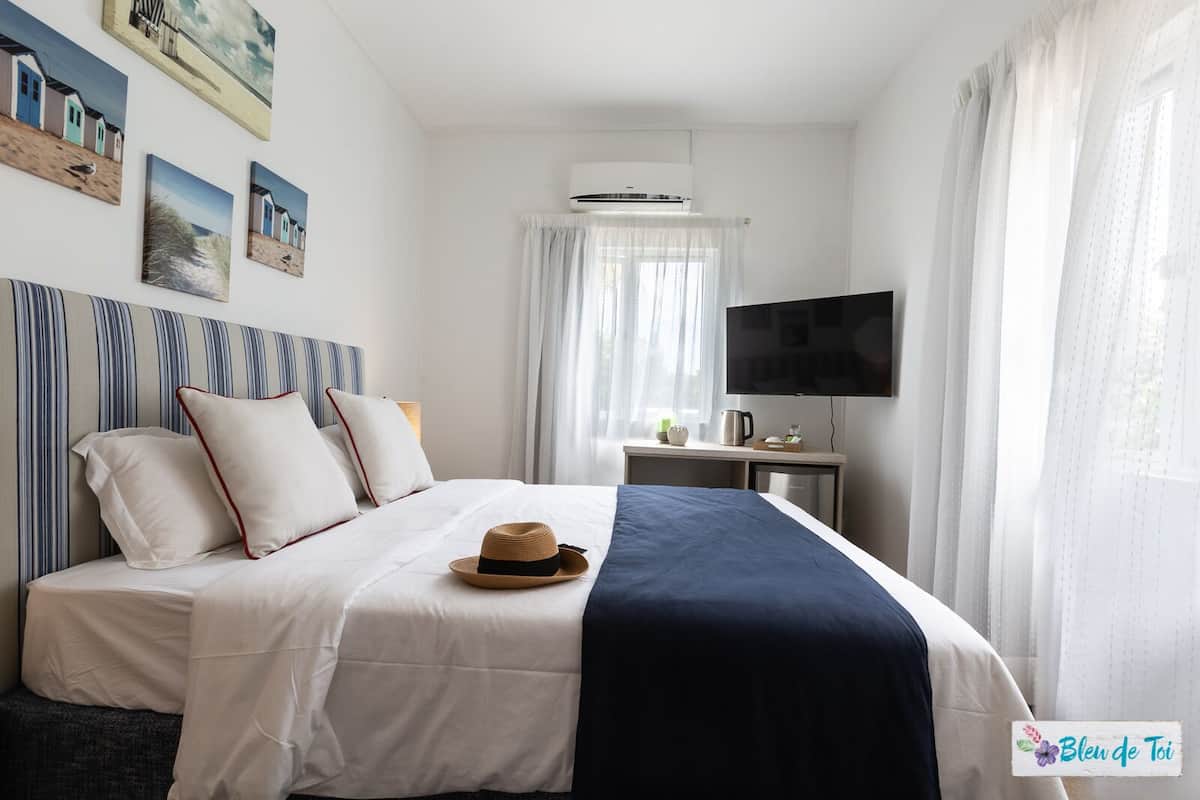 Standard Room | Minibar, in-room safe, individually decorated, individually furnished