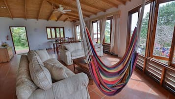 Apartamento família, 2 quartos, cozinha, vista para a praia | Área de estar | Livros